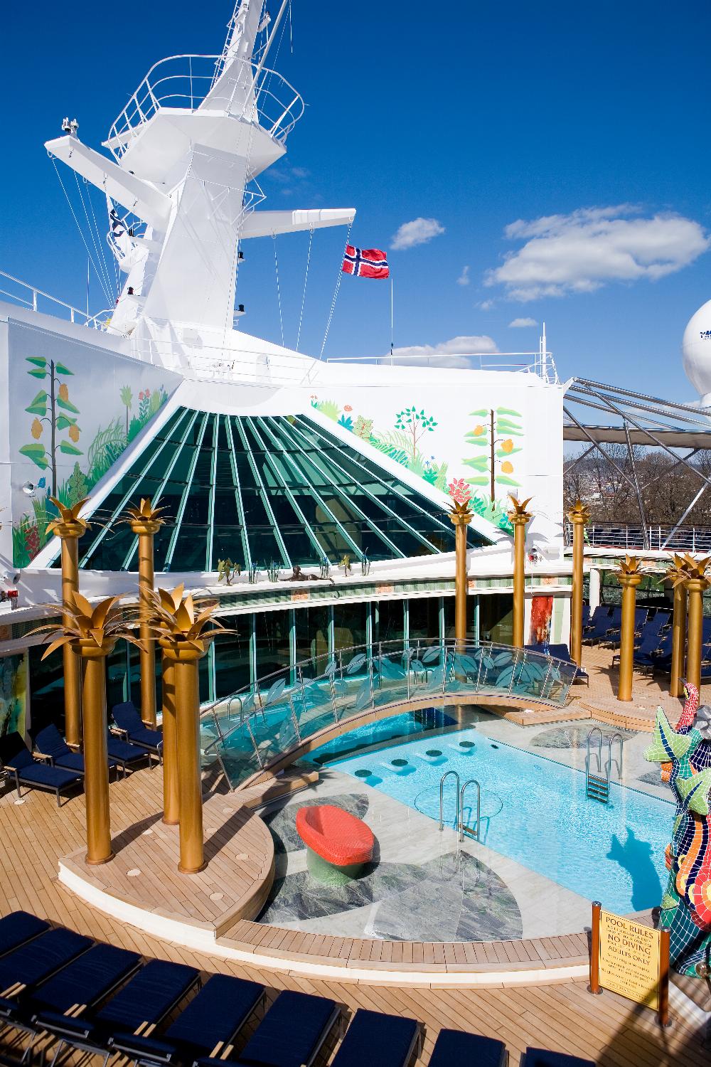 Solarium onboard Independence of the Seas.